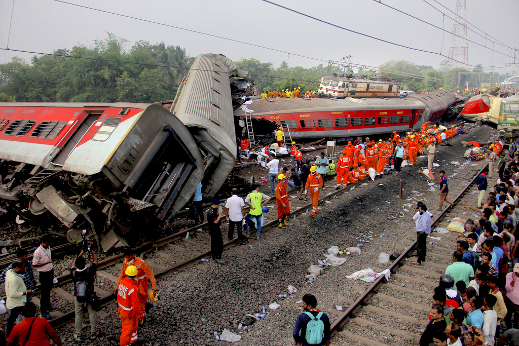 Socorristas trabajan en la zona donde se descarrilaron dos trenes de pasajeros en la India. (Foto: AP)