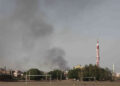 Humo de combates se eleva en Jartum, Sudán, el domingo 4 de junio de 2023. (Foto: AP)