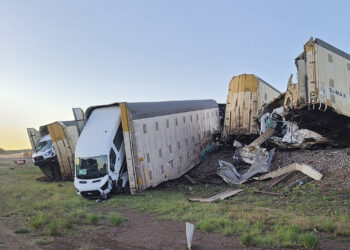 Esta imagen proporcionada por Manejo de Emergencias del Condado Coconino muestra vehículos dañados por el descarrilamiento de un tren de carga, el miércoles 7 de junio de 2023 al este Williams, Arizona. (Autoridades de Manejo de Emergencias del Condado Coconino vía AP)