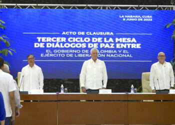 Gustavo Petro, Miguel Díaz-Canel y Antonio García al dar a conocer el pacto de cese al fuego. (Foto: Ramón Espinosa / AP)