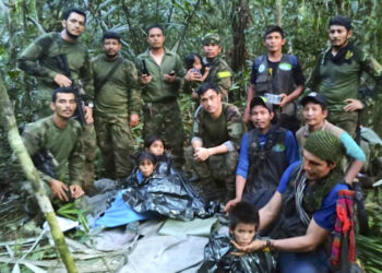 Soldados y hombres indígenas junto a los cuatro hermanos que llevaban 40 días desaparecidos en la selva de Solano, estado de Caquetá, Colombia. (Foto: Oficina de Prensa de las Fuerzas Armadas de Colombia)