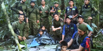 Soldados y hombres indígenas junto a los cuatro hermanos que llevaban 40 días desaparecidos en la selva de Solano, estado de Caquetá, Colombia. (Foto: Oficina de Prensa de las Fuerzas Armadas de Colombia)