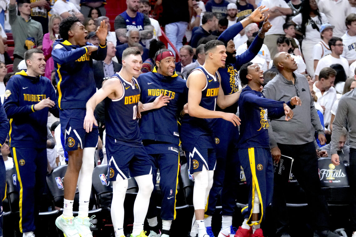Los Nuggets de Denver festejan la victoria del viernes. (Foto: Wilfredo Lee / AP)