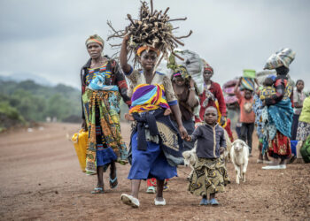 Residentes huyen de los combates al norte de Goma, República Democrática de Congo, el 29 de octubre de 2022. (Foto: AP/Moses Sawasawa, archivo)