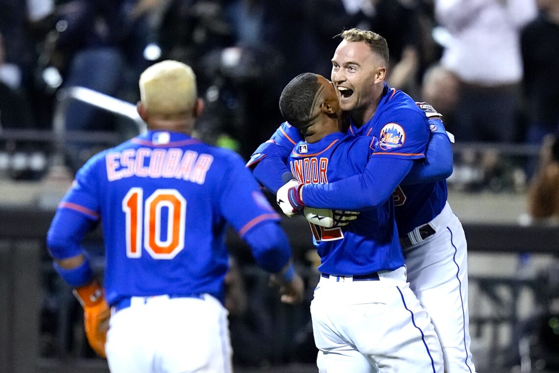 El puertorriqueño Francisco Lindor abraza a Brandon Nimmo, tras la carrera de la victoria ante los Yankees de la misma ciudad. (Foto: Frank Franklin II / AP)