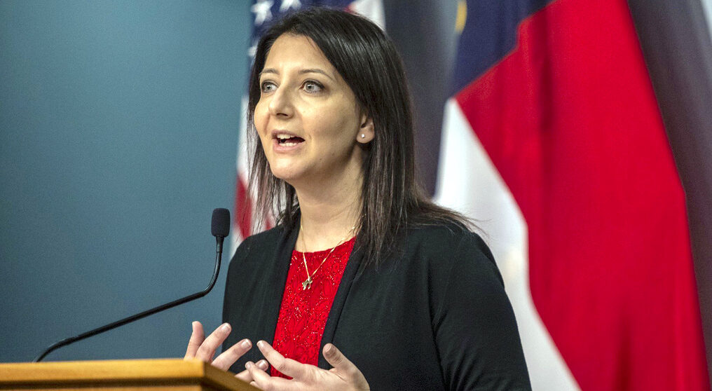 Mandy Cohen. (Foto: Travis Long / The News & Observer vía AP)