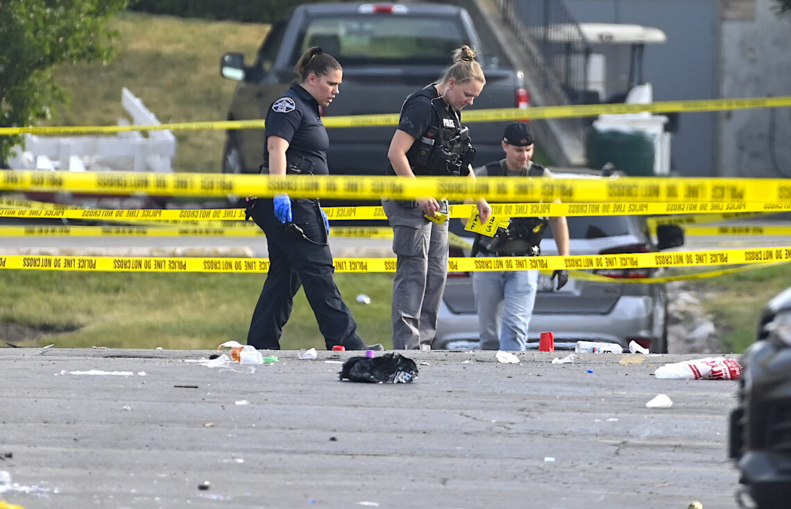 Investigadores analizan la escena de un tiroteo en un centro comercial, el domingo 18 de junio de 2023, en Willowbrook, Illinois. (Foto: Matt Marton / AP)