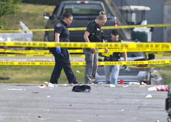 Investigadores analizan la escena de un tiroteo en un centro comercial, el domingo 18 de junio de 2023, en Willowbrook, Illinois. (Foto: Matt Marton / AP)
