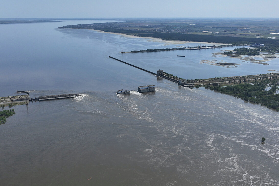 Agua desbordada después de la ruptura de la presa Kajovka, cerca del territorio ucraniano de Kajovka, bajo control de Rusia. (Foto: AP, archivo)