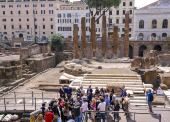 Cuatro templos que se remontan al siglo III a.C. se encuentran en medio de la Roma moderna. (Foto: Domenico Stinellis / AP)