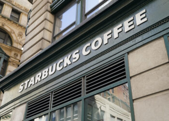 Un letrero de Starbucks sobre una tienda de Manhattan, Nueva York, el martes 13 de junio de 2023. (AP Foto/John Minchillo, Archivo)