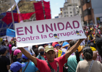 Un simpatizante gubernamental sostiene un letrero durante una marcha contra la corrupción, el sábado 25 de marzo de 2023, en Caracas, Venezuela. (AP Foto/Matías Delacroix, archivo)