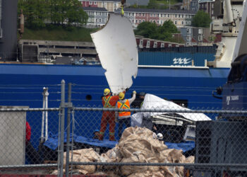 Descargan escombros del sumergible Titan, recuperados del lecho del océano cerca del Titanic (Foto: Paul Daly/The Canadian Press vía AP)