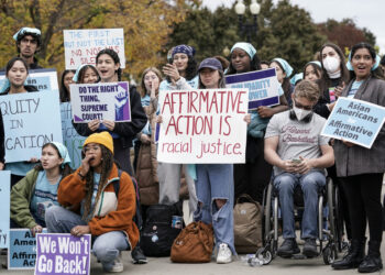 Un grupo de personas protestan contra la injusticia racial frente a la Corte Suprema en Washington, el 31 de octubre de 2022.  (Foto AP /J. Scott Applewhite)