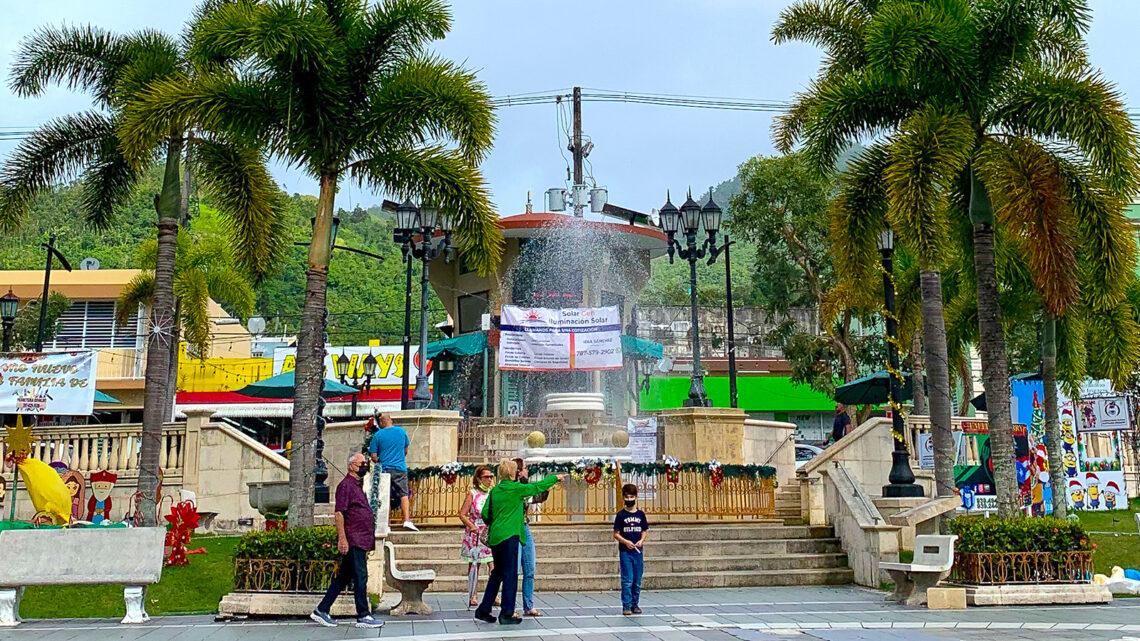 Plaza pública de Adjuntas. (Foto archivo)