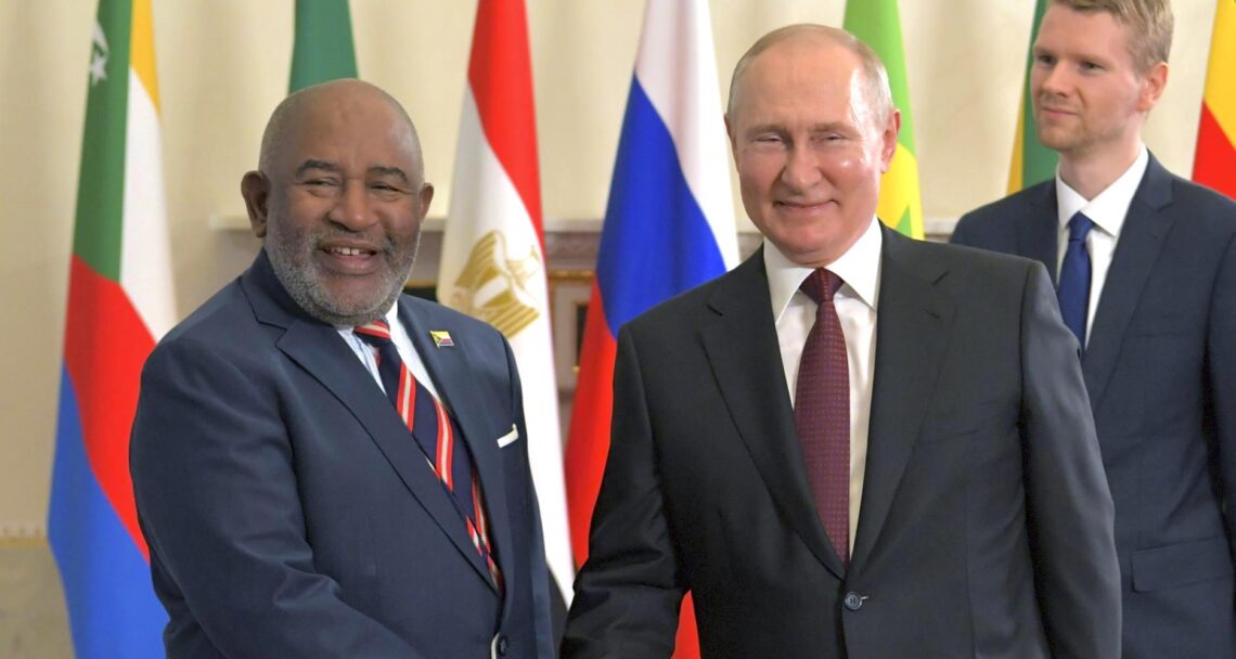 Azali Assoumani, presidente de la Unión de las Comoras, y Vladimir Putin, presidente de Rusia. (Foto: EFE)