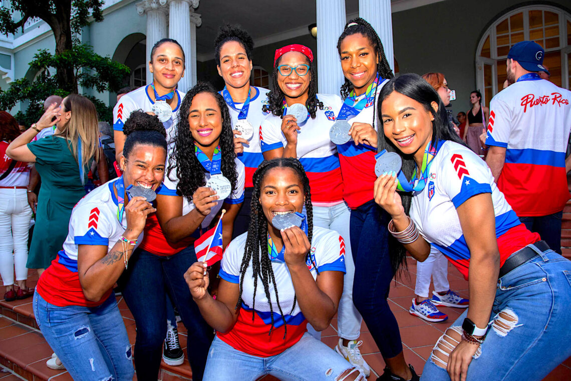 El equipo femenino de balonmano, de la delegación de Puerto Rico participante en los Juegos Centroamericanos y del Caribe San Salvador 2023, muestran sus medallas durante un evento de homenaje celebrado en la Casa Olímpica en San Juan. (Foto: Enid M. Salgado / EFE)