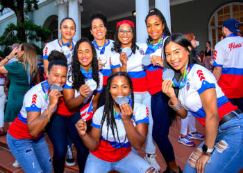 El equipo femenino de balonmano, de la delegación de Puerto Rico participante en los Juegos Centroamericanos y del Caribe San Salvador 2023, muestran sus medallas durante un evento de homenaje celebrado en la Casa Olímpica en San Juan. (Foto: Enid M. Salgado / EFE)