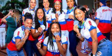 El equipo femenino de balonmano, de la delegación de Puerto Rico participante en los Juegos Centroamericanos y del Caribe San Salvador 2023, muestran sus medallas durante un evento de homenaje celebrado en la Casa Olímpica en San Juan. (Foto: Enid M. Salgado / EFE)