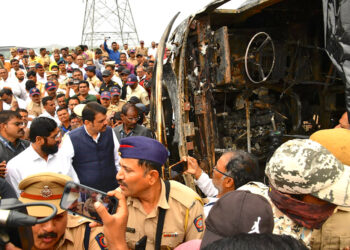 Funcionarios de Maharashtra visitan el área del accidente. (Foto: Oficina del ministro jefe del estado de Maharashtra vía AP)