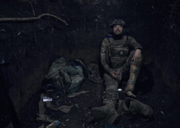 Un soldado ucraniano, cuyo nombre en clave es Molot (martillo), que perdió la pierna en una batalla con las tropas rusas y regresó al frente con la pierna ortopédica. (Foto AP/Libkos)