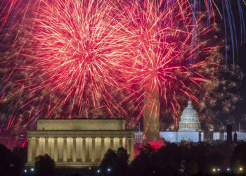 Fuegos artificiales en el National Mall sobre el Monumento a Lincoln, en el Monumento a Washington, durante las celebraciones por el Día de la Independencia, en Washington, el lunes 4 de julio de 2022. (AP Foto/J. David Ake, Archivo)