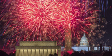 Fuegos artificiales en el National Mall sobre el Monumento a Lincoln, en el Monumento a Washington, durante las celebraciones por el Día de la Independencia, en Washington, el lunes 4 de julio de 2022. (AP Foto/J. David Ake, Archivo)