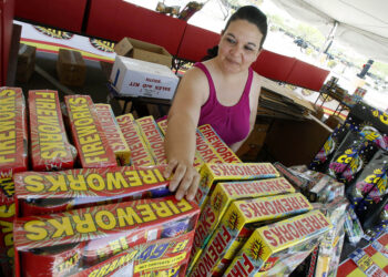 Dominique Tafoya organiza fuegos artificiales en un puesto de comida, el 1 de julio de 2011, en Phoenix. (Foto AP/Ross D. Franklin, archivo)