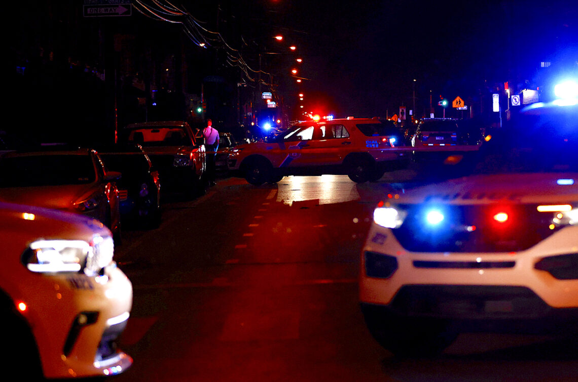 La policía investiga en la calle 56 después de que varias personas fueron baleadas el lunes 3 de julio de 2023, en el suroeste de Filadelfia. (Foto: Yong Kim / The Philadelphia Inquirer vía AP)