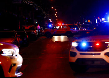 La policía investiga en la calle 56 después de que varias personas fueron baleadas el lunes 3 de julio de 2023, en el suroeste de Filadelfia. (Foto: Yong Kim / The Philadelphia Inquirer vía AP)