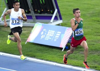 Víctor Zambrano, de México, compite en los 10,000 metros. (Foto: Arnulfo Franco / AP)