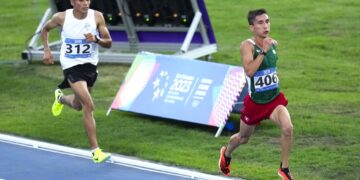 Víctor Zambrano, de México, compite en los 10,000 metros. (Foto: Arnulfo Franco / AP)