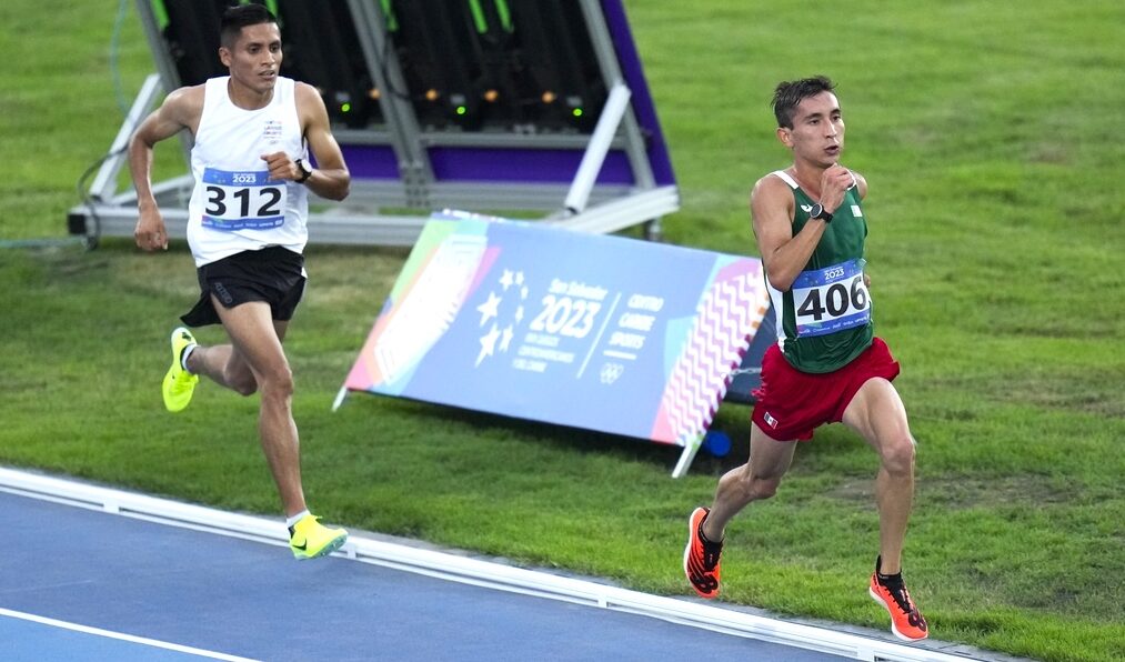 Víctor Zambrano, de México, compite en los 10,000 metros. (Foto: Arnulfo Franco / AP)