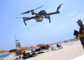 Cary Epstein controla un dron en la playa del Parque Estatal Jones Beach, en Wantagh, Nueva York. (Foto: John Minchillo / AP)