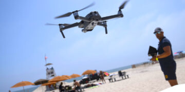 Cary Epstein controla un dron en la playa del Parque Estatal Jones Beach, en Wantagh, Nueva York. (Foto: John Minchillo / AP)