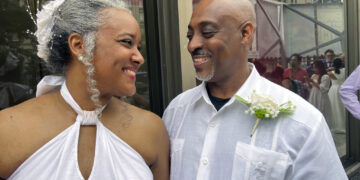 Hazel Seivwright-Carney y su esposo, Rohan Carney, sonríen en el Centro Lincoln de Nueva York, donde la pareja renovó sus votos nupciales durante una boda multitudinaria, el sábado 8 de julio de 2023. (AP Foto/Bobby Caina Calvan)