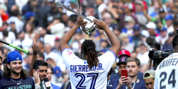 Vladimir Guerrero Jr., de los Blue Jays de Toronto, ganó el Derby de Jonrones y sostiene en alto el trofeo. (Foto: Ted Warren / AP)