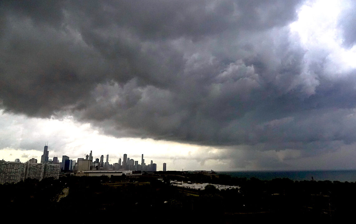 Nubes de tormenta se desplazan sobre el centro de Chicago y el vecindario Bronzeville el miércoles 12 de julio de 2023. (Foto: Charles Rex Arbogast / AP)