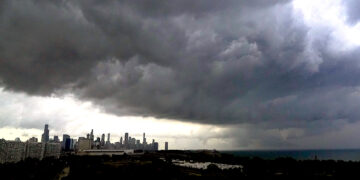 Nubes de tormenta se desplazan sobre el centro de Chicago y el vecindario Bronzeville el miércoles 12 de julio de 2023. (Foto: Charles Rex Arbogast / AP)