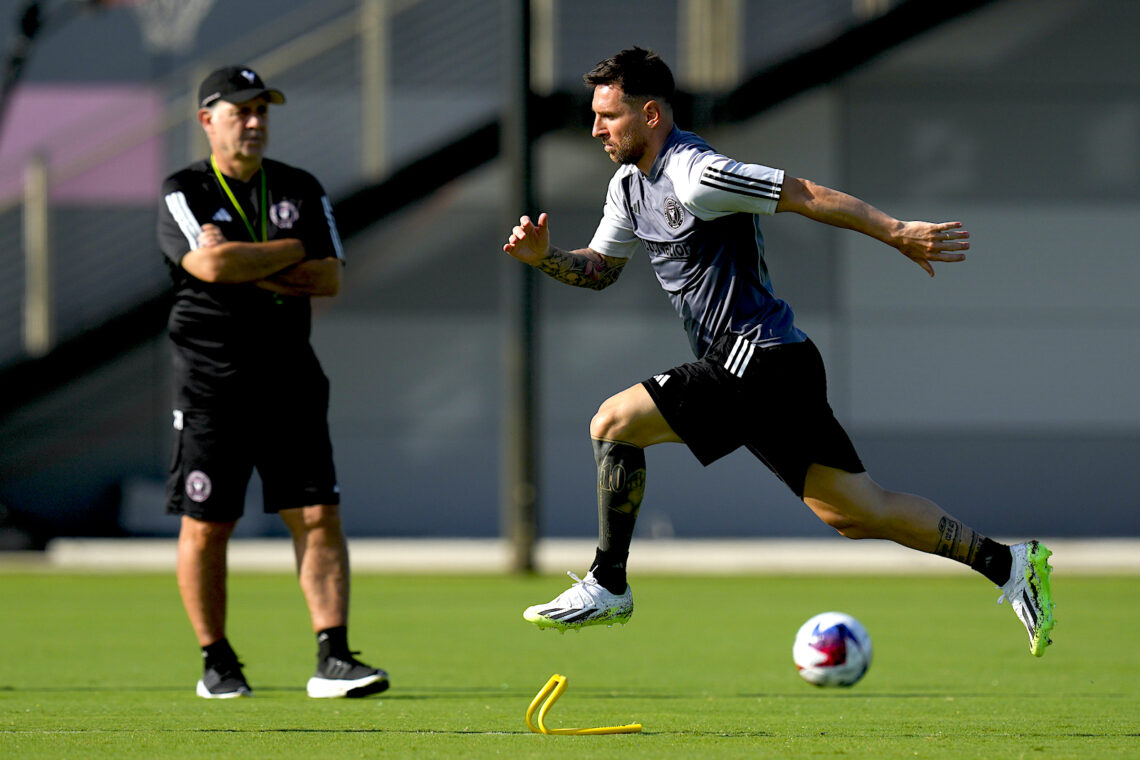 Lionel Messi participa en un entrenamiento del Inter Miami ante la mirada del técnico Gerardo Martino, en Fort Lauderdale, Florida. (Foto: Rebecca Blackwell / AP)