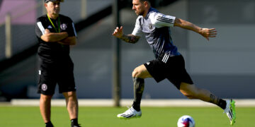 Lionel Messi participa en un entrenamiento del Inter Miami ante la mirada del técnico Gerardo Martino, en Fort Lauderdale, Florida. (Foto: Rebecca Blackwell / AP)