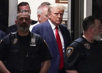 El expresidente Donald Trump es escoltado hacia la sala de un tribunal el 4 de abril de 2023, en Nueva York. (AP Foto/Mary Altaffer, Archivo)