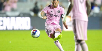 Lionel Messi anota de tiro libre ante Cruz Azul. (Foto: Lynne Sladky / AP)
