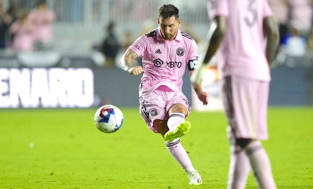 Lionel Messi anota de tiro libre ante Cruz Azul. (Foto: Lynne Sladky / AP)