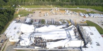 Planta de Pfizer en Rocky Mount, Carolina del Norte, luego de que un tornado la dañó. (Foto: Travis Long/The News & Observer vía AP)
