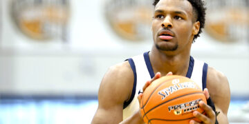 Bronny James, durante el descanso de un partido de baloncesto universitario, en Springfield, Massachusetts. (Foto: Gregory Payán / AP)
