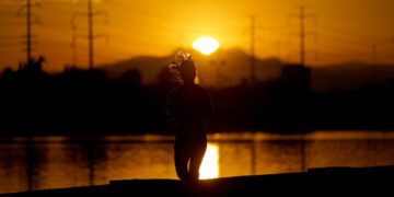 Una muer corre cerca del Lago Tempe Town al amanecer, el 12 de julio de 2023 en Tempe, Arizona. (Foto: AP/Matt York, archivo)