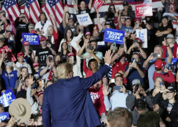 El expresidente y aspirante a la candidatura republicana a la presidencia de EEUU Donald Trump sale de un mitin de campaña el sábado 29 de julio de 2023 en Erie, Pensilvania. (Foto: AP/Sue Ogrocki)
