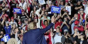 El expresidente y aspirante a la candidatura republicana a la presidencia de EEUU Donald Trump sale de un mitin de campaña el sábado 29 de julio de 2023 en Erie, Pensilvania. (Foto: AP/Sue Ogrocki)