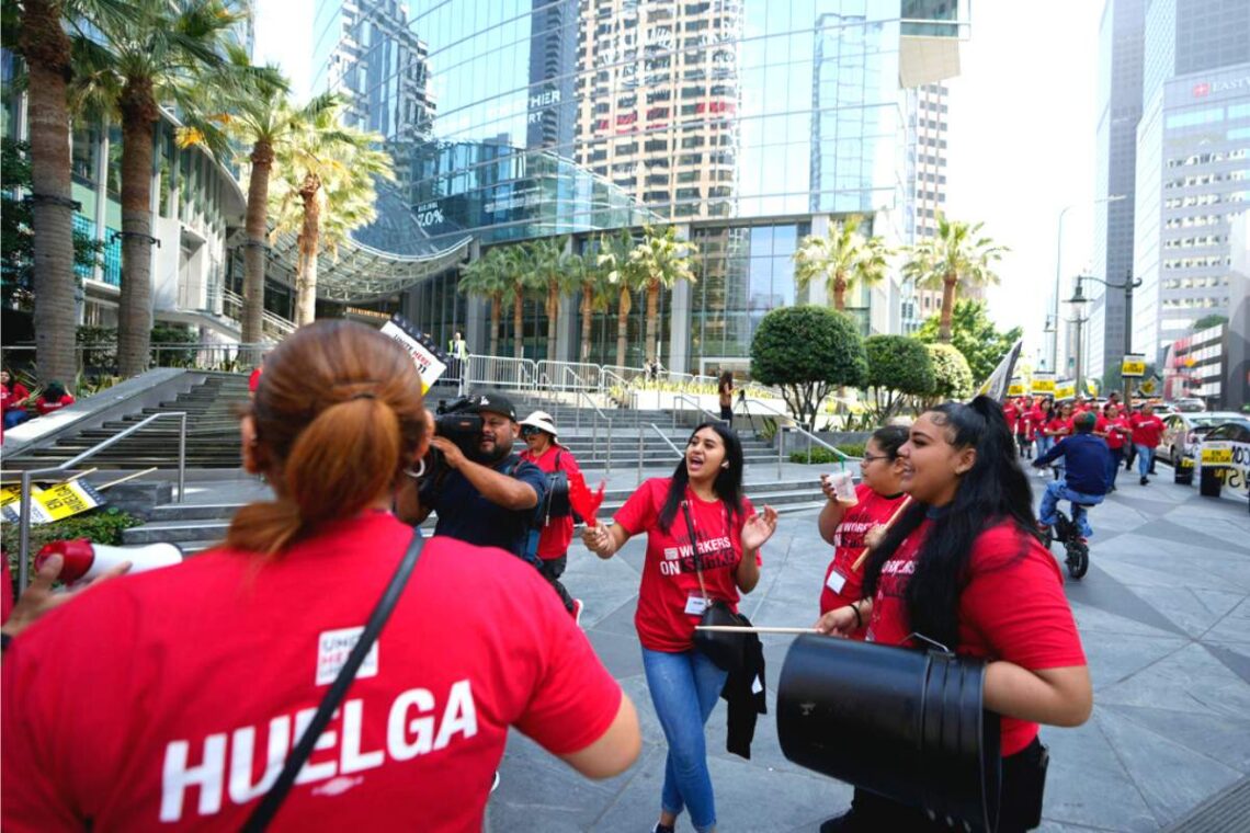 Trabajadoras de hotel durante una huelga frente al Hotel Intercontinental, el domingo 2 de julio de 2023, en el centro de Los Ángeles. (Foto: AP/Damian Dovarganes)